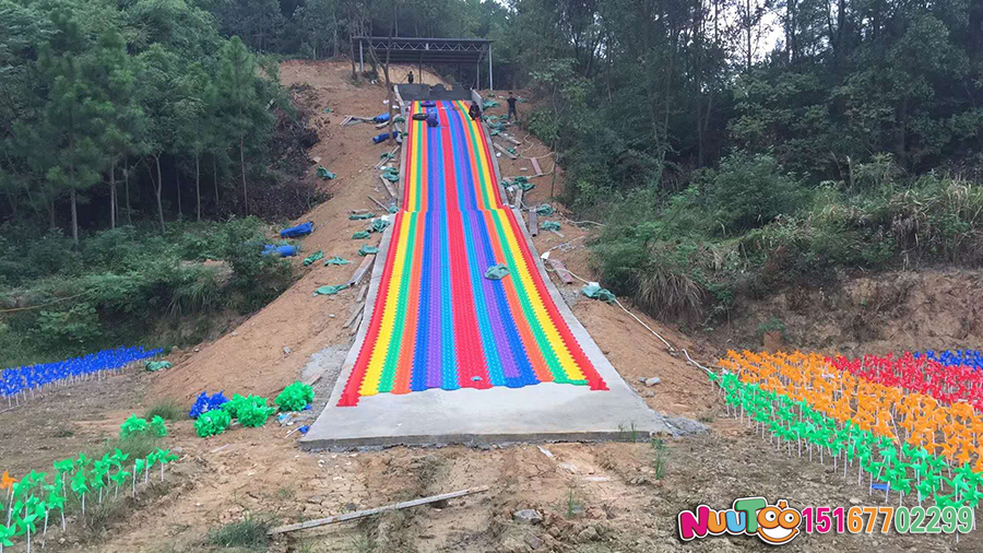 去東方左岸小鎮彩虹滑道，感受不一樣的樂趣